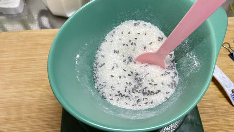 糖酥饼,制作糖馅儿:白糖80克加入一汤匙面粉一汤匙熟黑芝麻,搅拌均匀