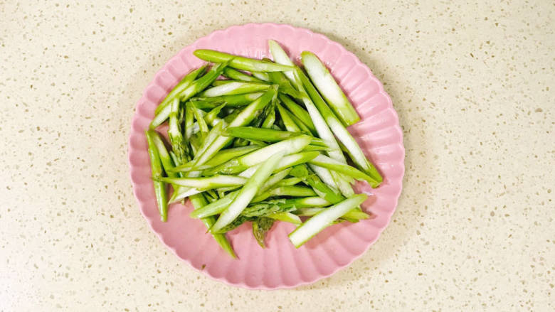 杂炒蔬菜,<a style='color:red;display:inline-block;' href='/shicai/ 122'>芦笋</a>洗净,去掉根部,切成斜刀块
