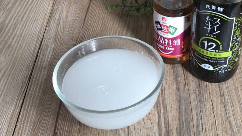 青菜火腿炒鸡蛋,淀粉中加入多点清水,拌匀备用