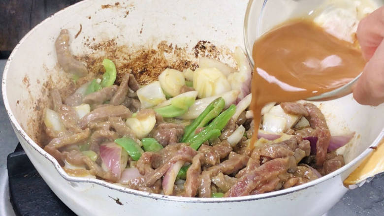青椒洋葱炒牛肉,再同牛肉一起炒匀,再倒入料汁,翻炒均匀