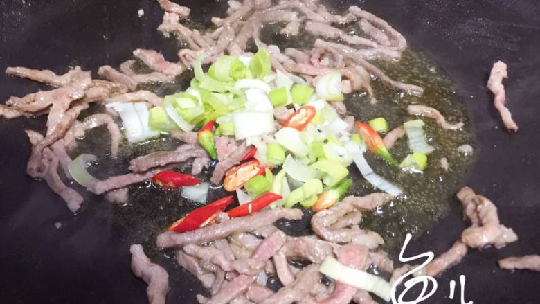 芹菜炒香干,肉丝翻炒至变色,放入葱碎和小米辣炒匀