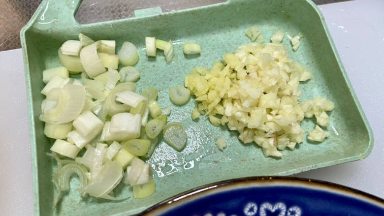 醋溜木须肉,葱白洗净切末,姜搓洗后切末,蒜剥皮切末