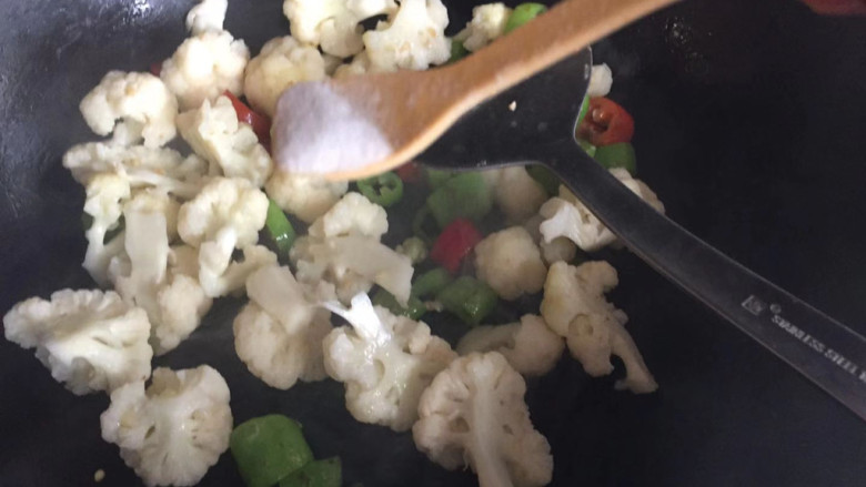 青椒炒花菜,加入适量盐,翻炒