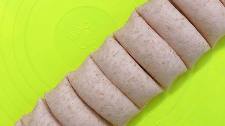 #闹元宵#全麦牛肉包,揉成长条,切成均匀的小剂子