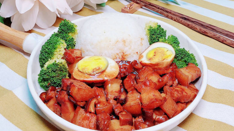 香菇卤肉饭,配上<a style='color:red;display:inline-block;' href='/shicai/ 507'>米饭</a>,西兰花烫一下,搭配上就是营养丰富的一餐美味。