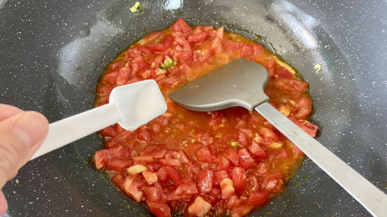 茄汁狮子头,加入番茄块,中火煸炒出汁,可以加少许食盐加快番茄出汁