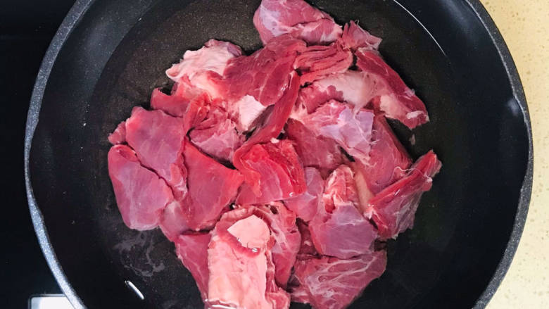 芋头焖牛腩,加入锅里,烧开水,焯水去除血水
