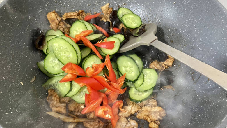 黄瓜炒肉片➕黄瓜木耳炒肉片,加入黄瓜木耳红椒,中火翻炒均匀