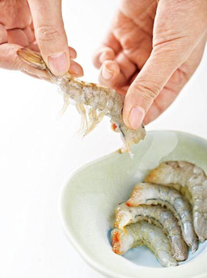 虾仁豆腐煲,虾壳去掉,再清洗一下放一边。