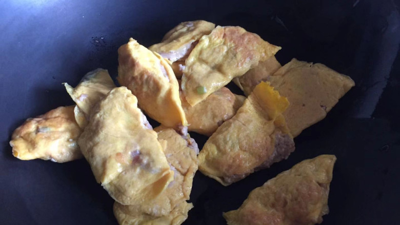 红烧蛋饺子,下入锅中