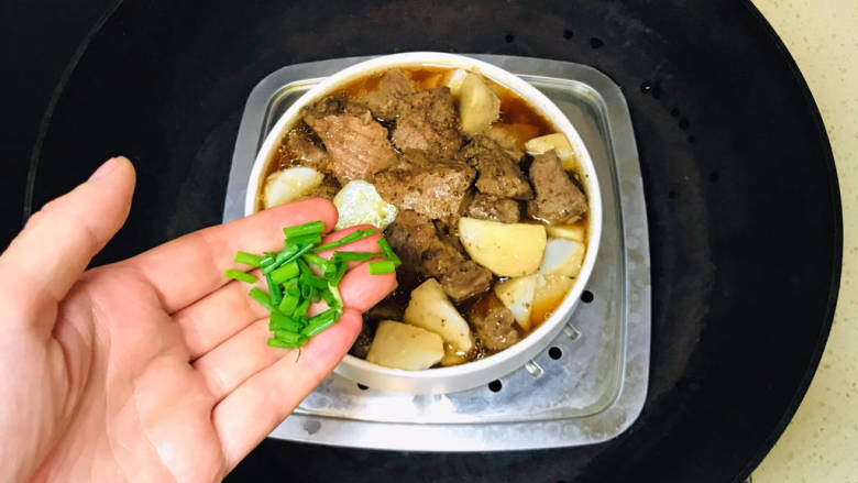 芋头蒸五花肉,大约二十分钟就可以蒸熟,撒上葱花提味