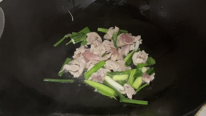 蘑菇炒肉片,炒至里脊肉变色