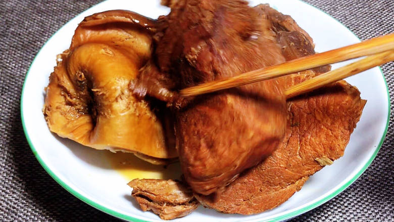枣香卤牛肉,2小时后,捞出牛肉,沥水(喜欢清淡的就可以吃了)