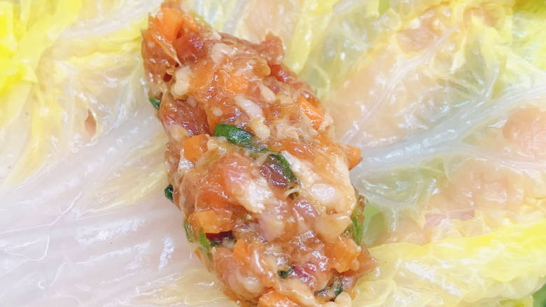 白菜卷肉,白菜挤干水分,放入肉馅