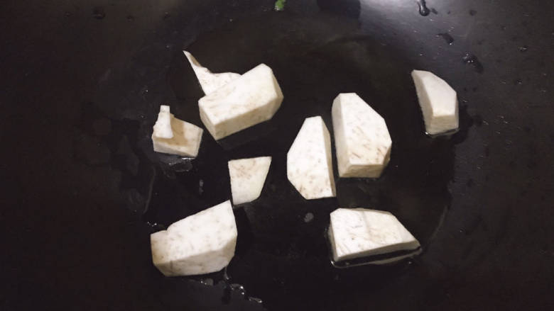 芋头焖牛腩,起油锅,下芋头翻炒一会