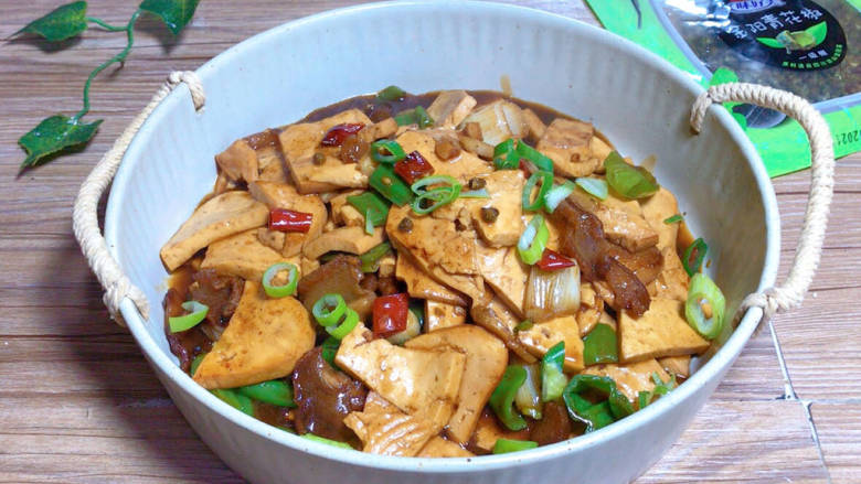 麻辣熏豆干,盛出装入盘中,撒点葱花点缀