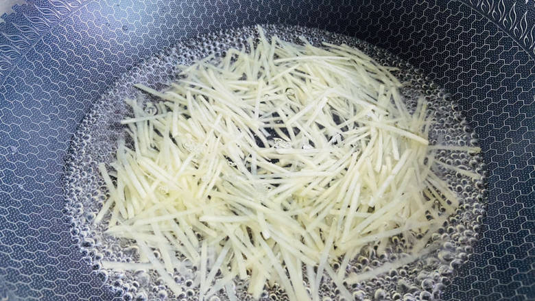 黄瓜炒土豆丝,锅中加入适量清水大火烧开,放入土豆丝焯烫一下