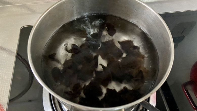 五花肉炒黄瓜➕五花肉木耳炒黄瓜,坐锅烧水,水开下锅焯水一分钟,捞出沥水备用
