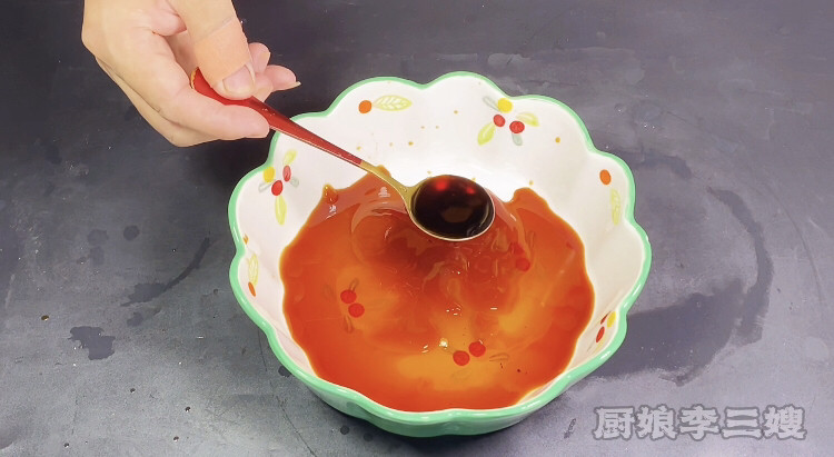 鲜香味美的辣卤竹节蛏制作方法,正与豉油加入两小勺