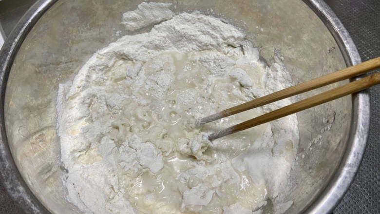豆角焖卷子➕排骨豆角土豆焖卷子,加入140克温水,边加温水边搅拌,
