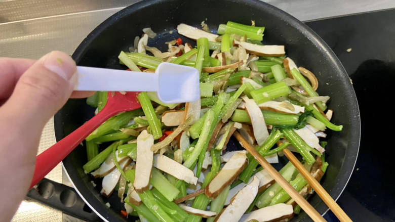 芹菜炒香干➕芹菜榨菜炒香干,尝下咸淡,根据自己的口味添加少许食盐翻炒均匀即可出锅