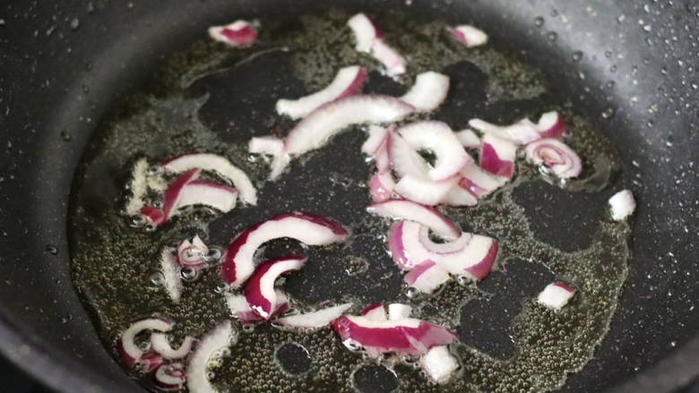 彩椒鸡肉孜然小炒,用炒鸡肉的油,先爆香洋葱。
