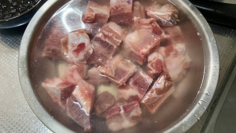 蒜蓉豆豉蒸排骨,排骨切小块,清水浸泡,多次换水,揉搓按摩,泡去血水。其实最好是直排肋排,这两天大雨没有去买菜,家里只有这种排骨了。