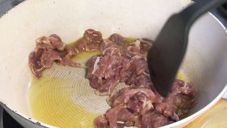 芹菜炒瘦肉,再起锅热油,放入瘦肉,炒至断生,捞出备用