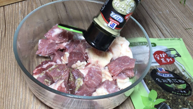 牛肉炖芋头,浸泡好的牛肉洗净沥水。加入椒盐和淀粉,拌匀