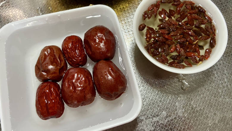 绿豆南瓜粥➕绿豆红枣南瓜粥,红枣清洗浸泡半小时,枸杞浸泡5分钟即可