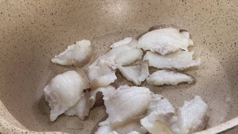 麻辣熏豆干,再起锅放入猪肉,煸炒出油