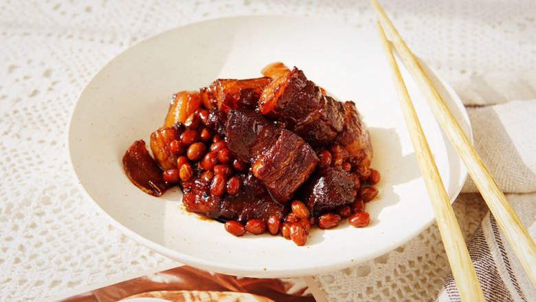 五花肉焖黄豆,五花肉入口即化,黄豆在汤汁中煨熟,肉香浓郁,家里老人孩子都爱吃,既补充了维生素A,又补充了大豆的植物蛋白,是节日餐桌上最受欢迎的佳肴