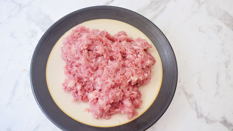 肉酱拌面,<a style='color:red;display:inline-block;' href='/shicai/ 414'>猪肉</a>洗净切成小块,放入绞肉机中搅成肉末备用