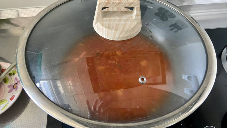 茄汁狮子头,加盖,小火炖煮3分钟