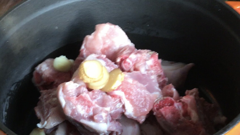 猪骨五花肉冬瓜汤,猪骨洗净沥水,加入汤锅中,加入姜片