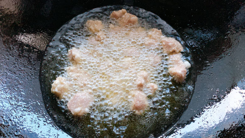 醋肉,而后猪肉同理加入锅中,小火炸,炸3分钟