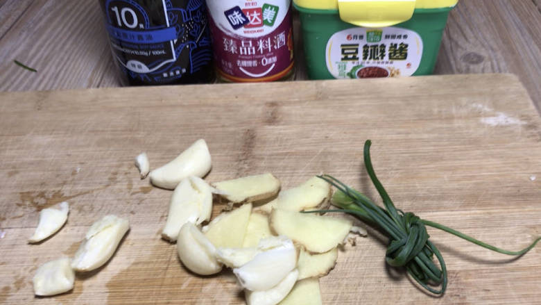 脆皮蛋烧肉,香葱打成结,姜蒜切片备用