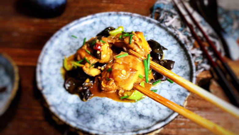 青椒木耳烧鱼块,出锅装盘,上桌即可食用