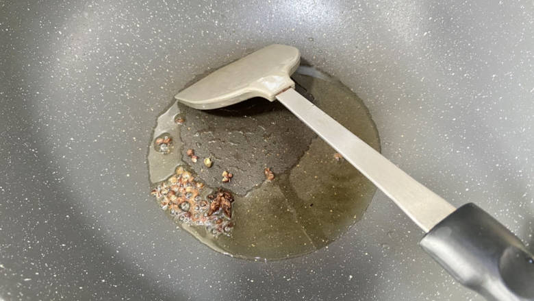 豆腐卤面➕肉末豆腐汤卤面,热锅冷油,下花椒八角,小火炸出香味,怕吃到花椒的可以捞出