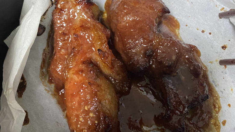 空气炸锅叉烧,先刷一层<a style='color:red;display:inline-block;' href='/shicai/ 25213'>蜂蜜水</a>，170度烤10分钟，拉出刷点叉烧汁烤7分钟。