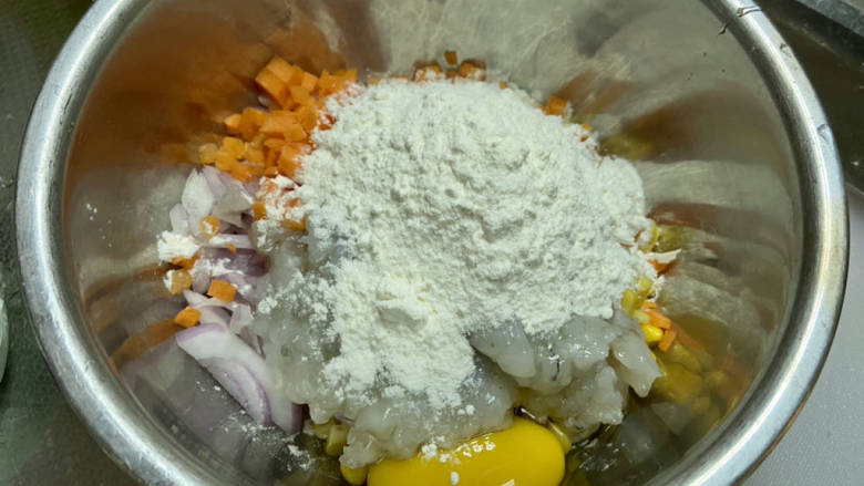 鲜虾蔬菜饼➕鲜虾洋葱胡萝卜玉米小饼,再加入一大勺面粉,少许清水,搅拌成比较稠的蔬菜糊