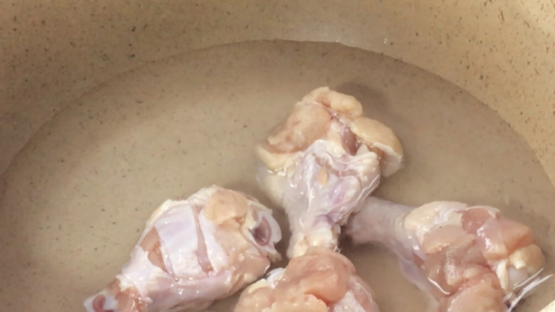 红烧翅根,鸡腿冷水入锅煮沸,再煮几分钟后捞出
