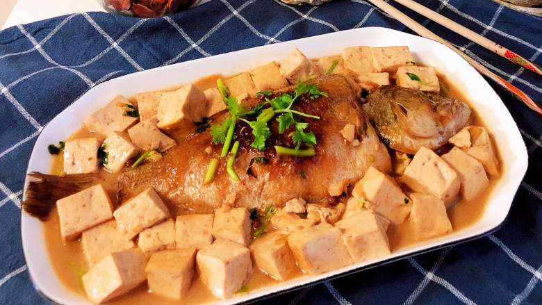 鲈鱼炖豆腐,补钙、补蛋白佳品,鲈鱼刺少,非常建议孩子们多吃。