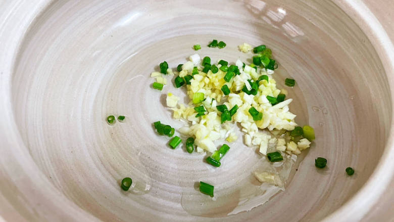 鸡蛋炖豆腐,砂锅倒入适量的食用油烧热,放入葱姜蒜爆香