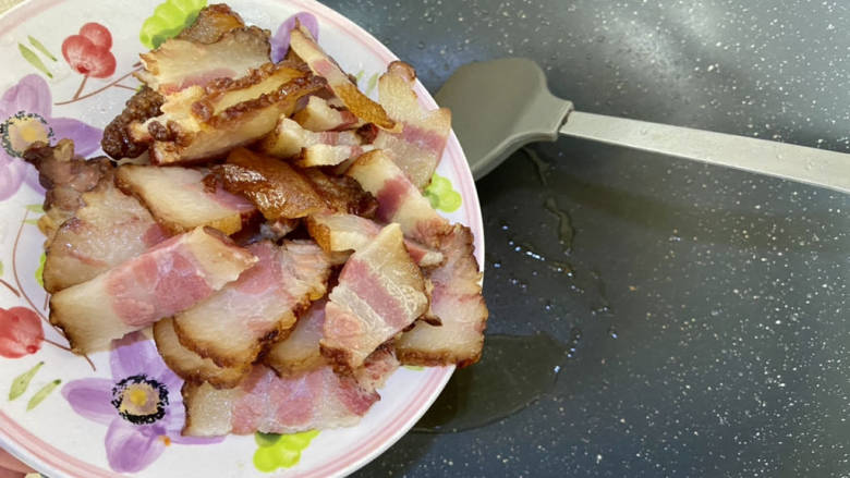 腊肉炒冬笋➕外婆菜腊肉炒冬笋,热锅后加入少许食用油,加入腊肉,中火煸炒出油,腊肉表面微焦