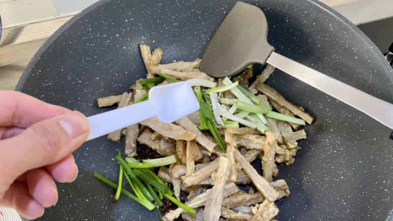 椒麻莲藕,根据个人口味加入适量食盐,大火翻炒均匀出锅