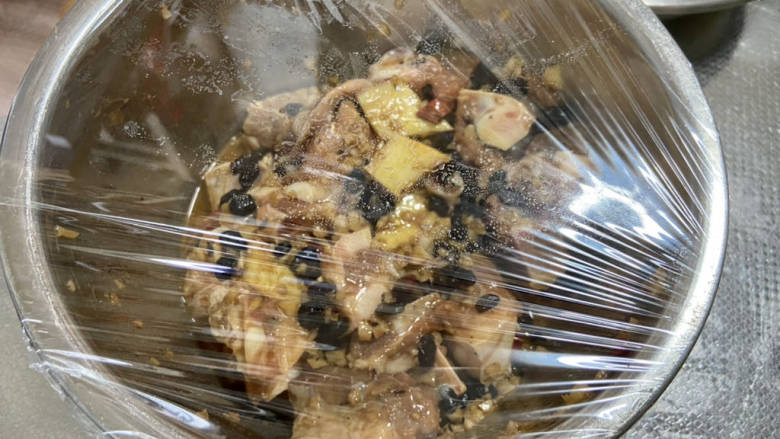 蒜蓉豆豉蒸排骨,抓拌均匀,蒙上保鲜膜,放入冰箱冷藏腌制3小时,中间可以取出几次翻动方便均匀入味