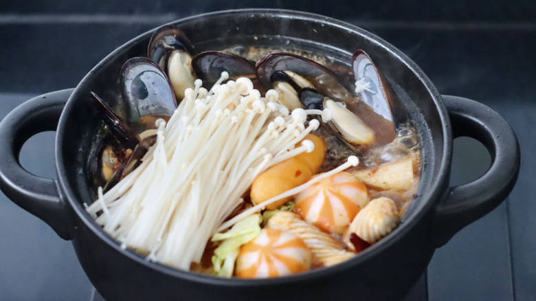 青口什锦火锅,大火煮沸后煮3分钟,放入金针菇。