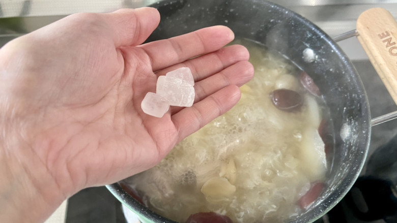 梨子炖肉➕银耳雪梨煲瘦肉,尝下味道,如果觉得不够甜,可以加少许<a style='color:red;display:inline-block;' href='/shicai/ 866'>冰糖</a>调味,即可