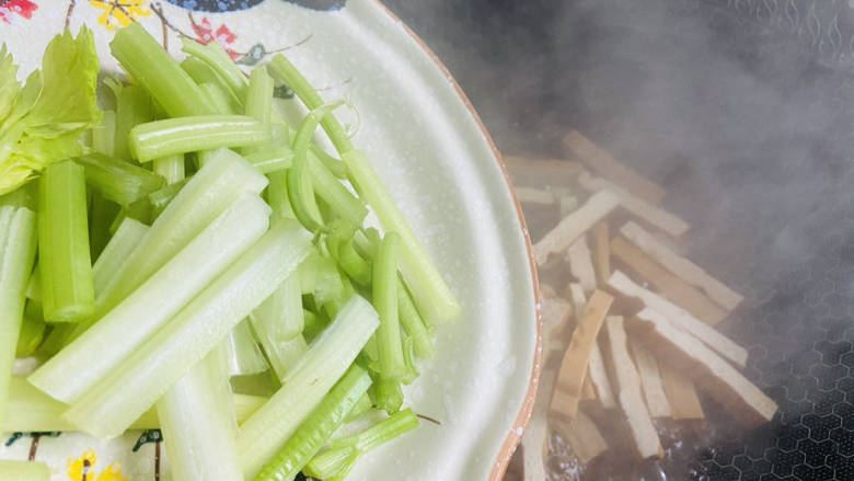 芹菜炒香干,加入芹菜